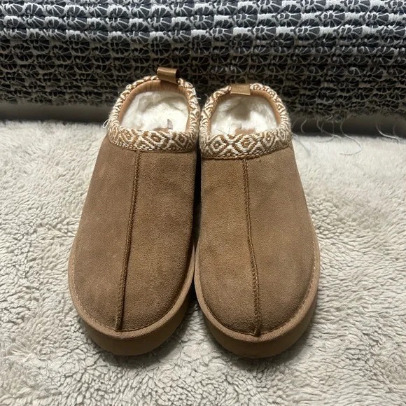 Warm Tan Women's Slippers with Patterned Trim - Picture 2 of 3
